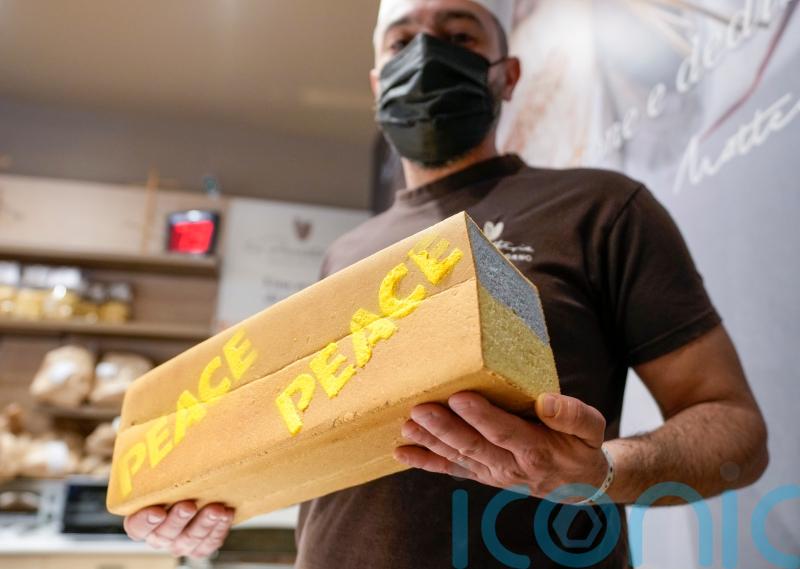 Italian baker makes loaves in Ukrainian colours for refugees