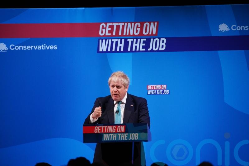 Chancellor defends PM amid criticism of Ukraine war and Brexit comparison