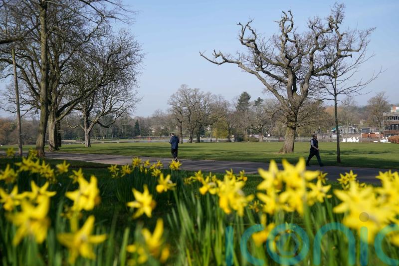 UK set for ‘plenty of sunshine’ this week – but with high pollution levels