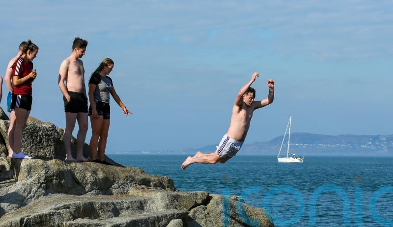 Sunny spell set to last into weekend