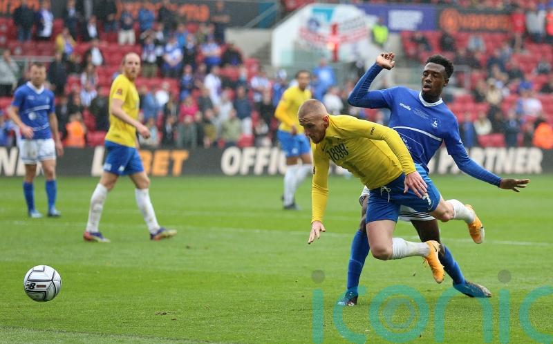 Gulls keep play-off hopes alive with comfortable home win