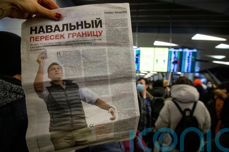 Independent paper edited by Nobel Prize winner closes amid pressure from Moscow