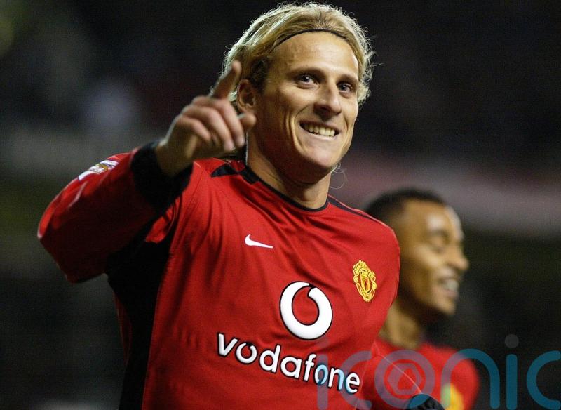 Diego Forlan hoping Manchester United are competing for trophies next season