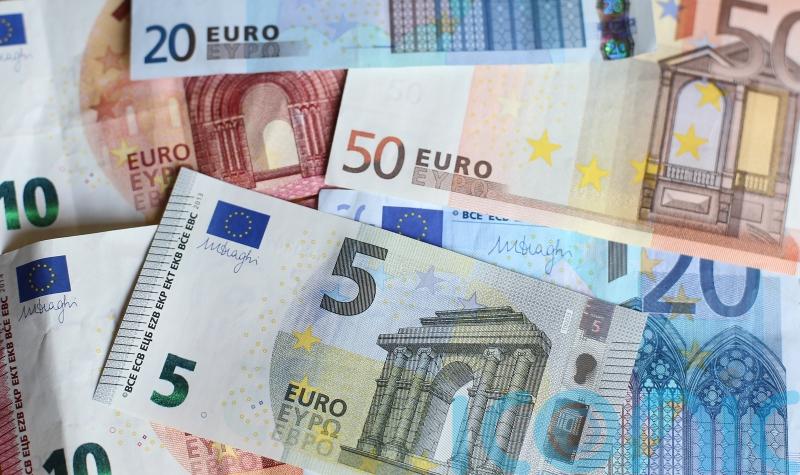 2,000 artists to receive 325 euro every week in pilot scheme