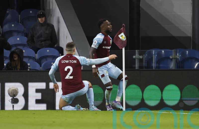 Burnley move within a point of opponents Everton with comeback win