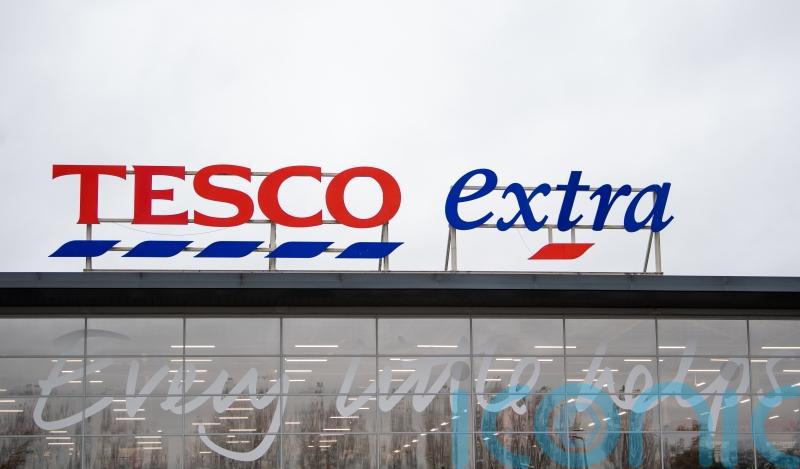 Tesco to increase pay to £10.10 an hour for shop and warehouse workers