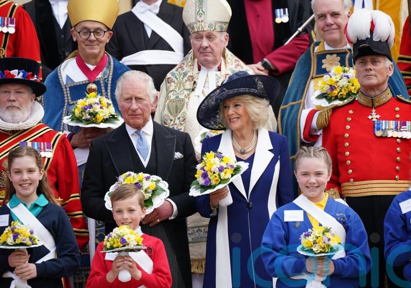 Charles gives out Maundy money in absence of Queen