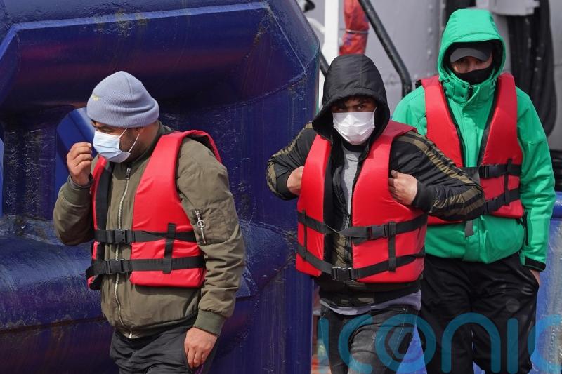 Hundreds cross English Channel as PM announces Rwanda migration plan