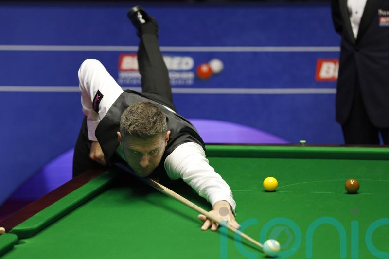 Mark Selby shakes off slow start to title defence to build lead over Jamie Jones