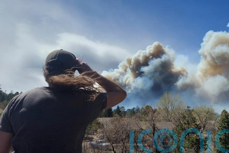 ‘Wall of fire’ forces evacuation of hundreds of homes near Arizona tourist town