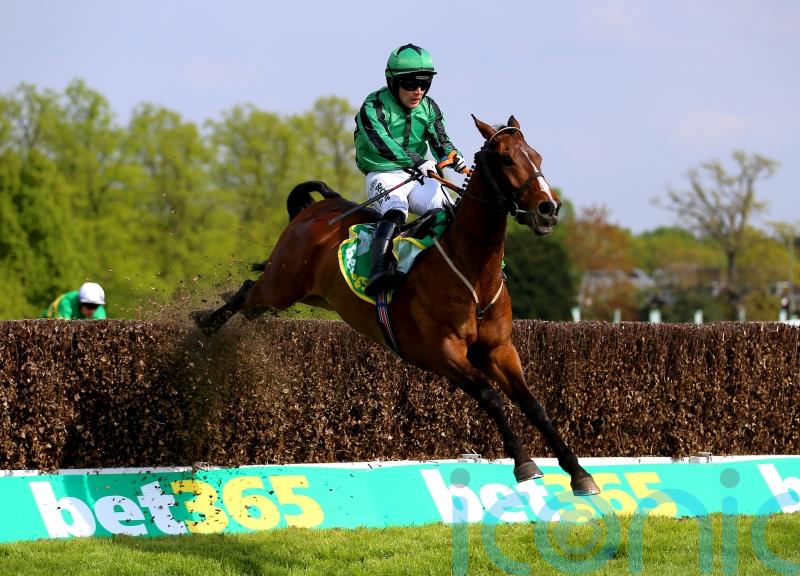 Irish raider Hewick strikes Sandown Gold for Hanlon team