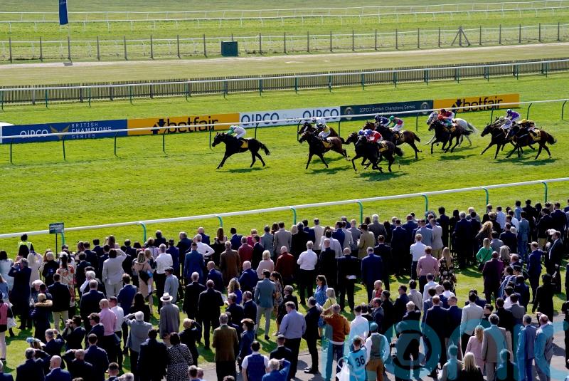 Khaadem hangs on to collect Palace House prize