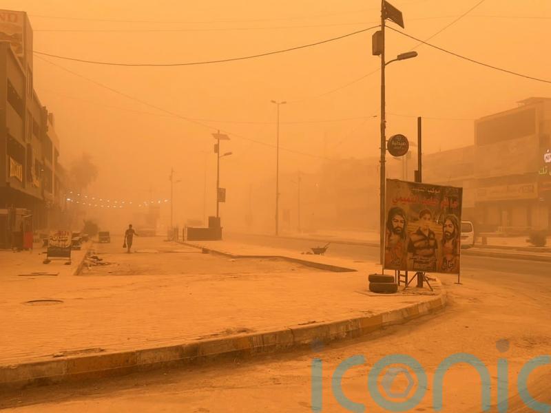 Sandstorm suspends flights as many Iraqis struggle to breathe