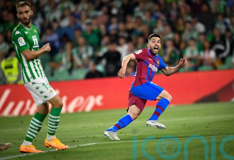 Barcelona leave it late to seal Champions League qualification