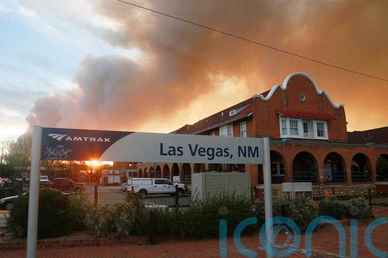 Strong winds batter New Mexico, complicating wildfire fight
