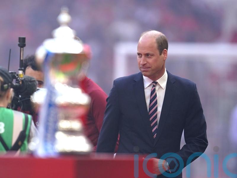 William hands FA Cup to Liverpool after victory against Chelsea