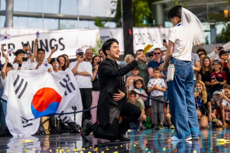 World paper plane champion proposes to girlfriend in front of crowd after win