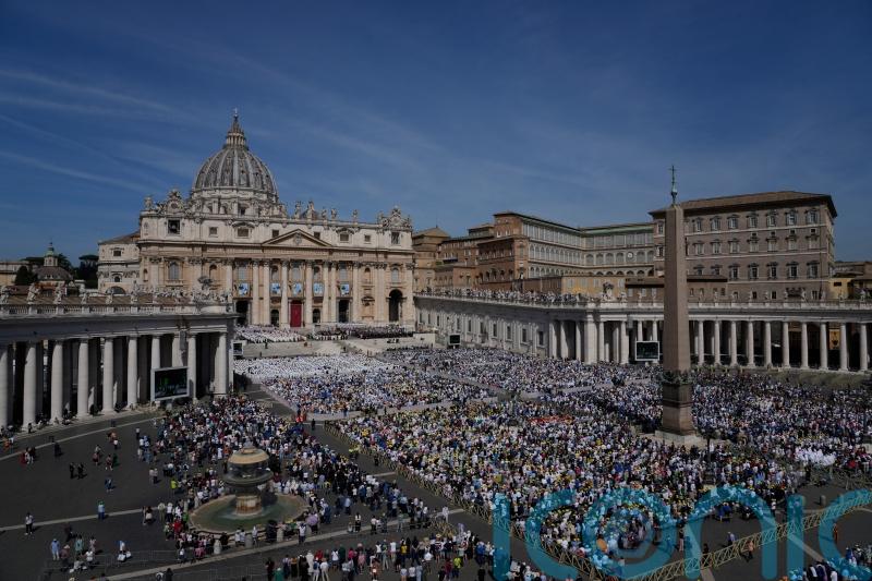 Pope rallies from knee pain to proclaim 10 saints