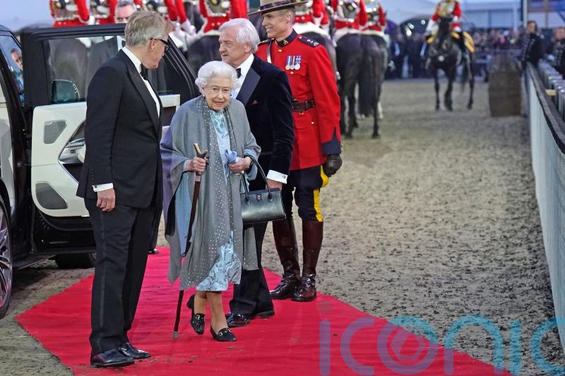 Queen receives standing ovation at Jubilee equestrian show