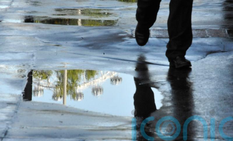Wind and rain to hit UK but hopes are high for a warmer Jubilee weekend