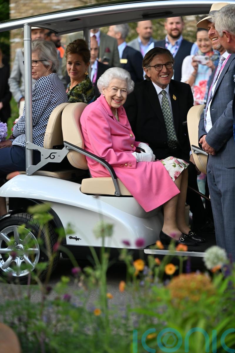 In Pictures: Queen opts for buggy tour as Chelsea returns to regular May slot