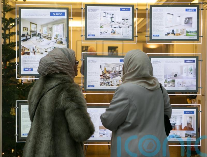 Average house price hits £250,000 but more sellers applying discounts – index