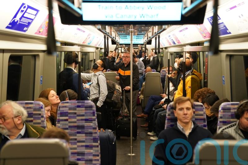 Tens of thousands travel on Elizabeth line on first morning of passenger service