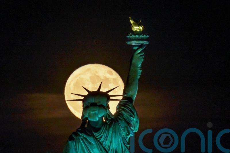 Supermoon delights skygazers around the globe