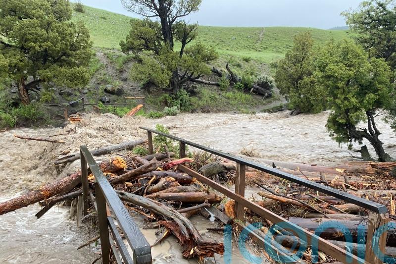 Yellowstone flooding forces 10,000 to leave national park
