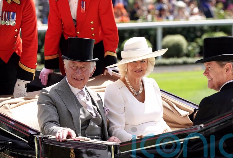 Royal Ascot racegoers swelter in heat as Queen misses another day