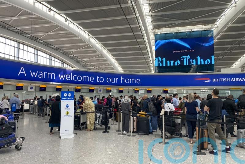 Some airport staff could work longer hours if they wanted, minister says