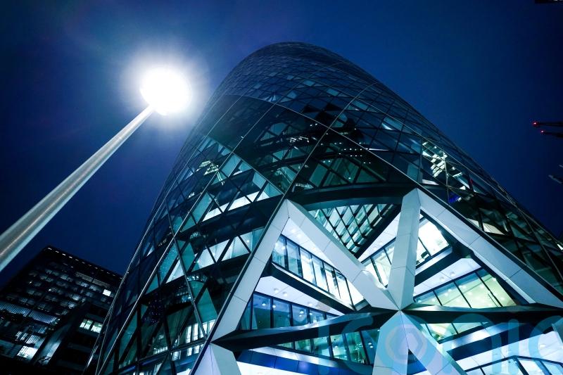 FTSE gives back earlier gains to end bruising week