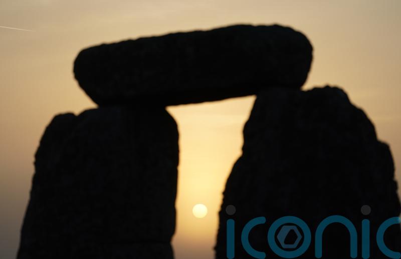 Thousands attend summer solstice at Stonehenge
