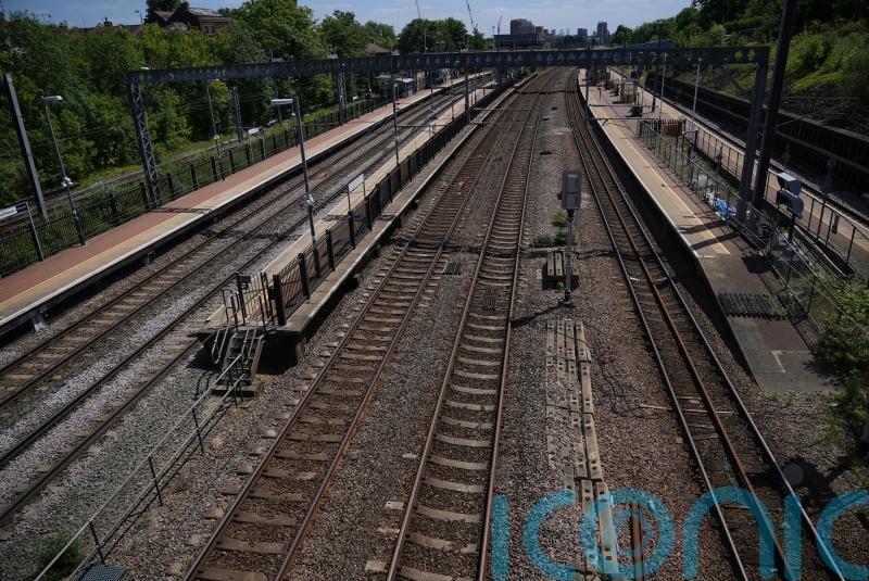 PM urges passengers to ‘stay the course’ in the face of rail strikes