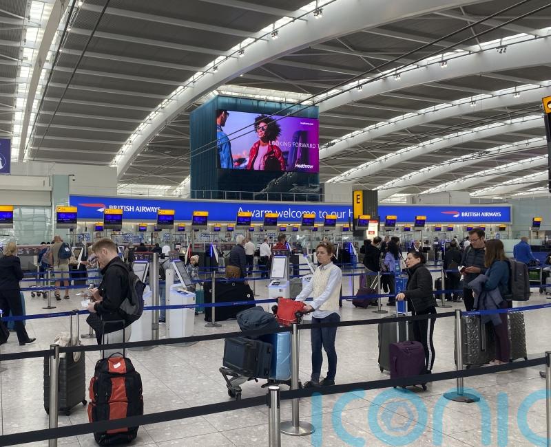 Heathrow told to reduce passenger charges