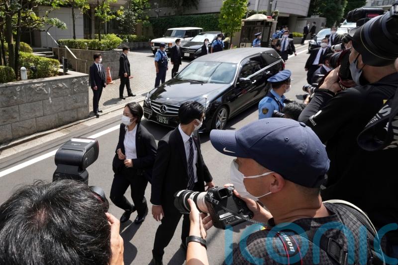 Hearse carrying body of Shinzo Abe returns him home