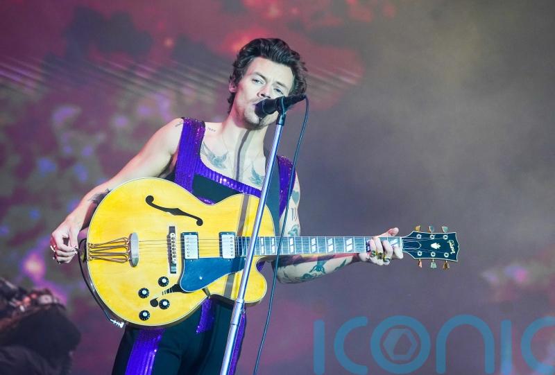 Harry Styles surpasses One Direction with another week at top of album chart