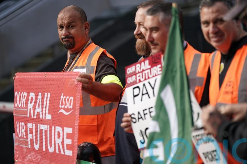 Aslef boss Kevin Lindsay resigns from Labour over picket line sacking