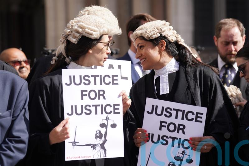 Criminal courts face further disruption as barristers strike for fifth week
