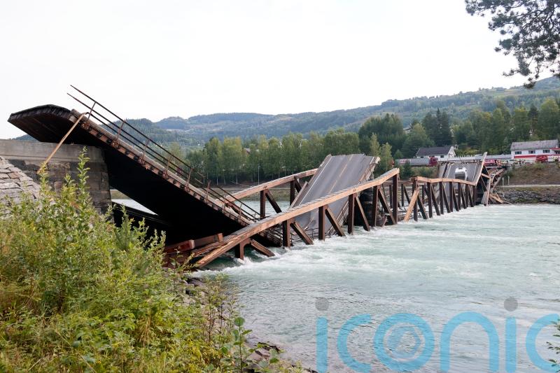 Drivers rescued as bridge in Norway collapses