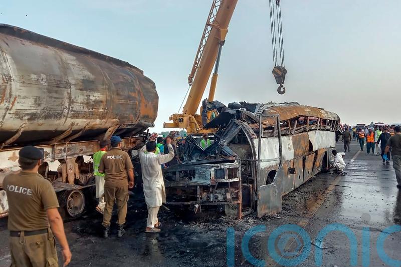 20 dead as bus rams into oil tanker in Pakistan