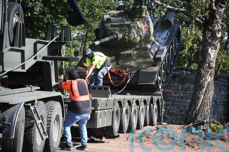 Estonia to remove Soviet monument which is ‘public order risk’