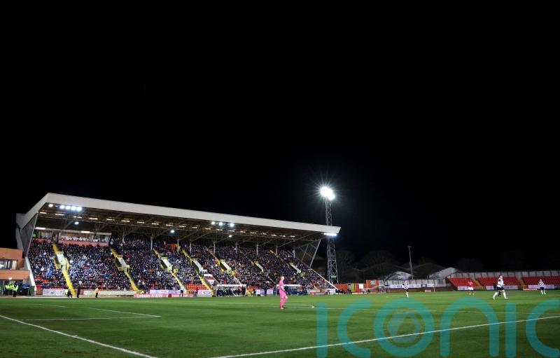 Ten-man Wealdstone hold on for Gateshead victory that sends them top