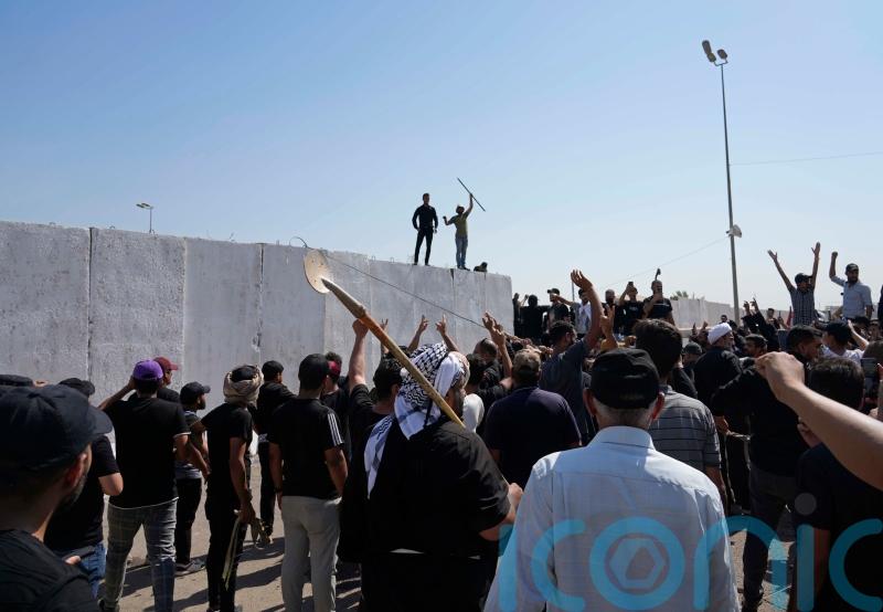 15 dead as followers of Iraqi Shiite cleric storm government palace