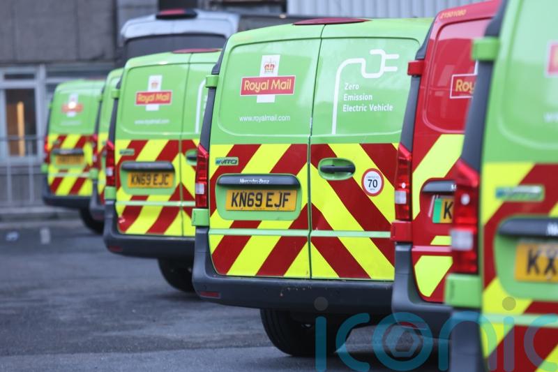 Royal Mail workers stage second strike in pay row