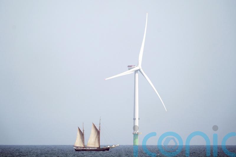 Move wind farms on to new contracts and save households &pound;18bn, say trade bodies