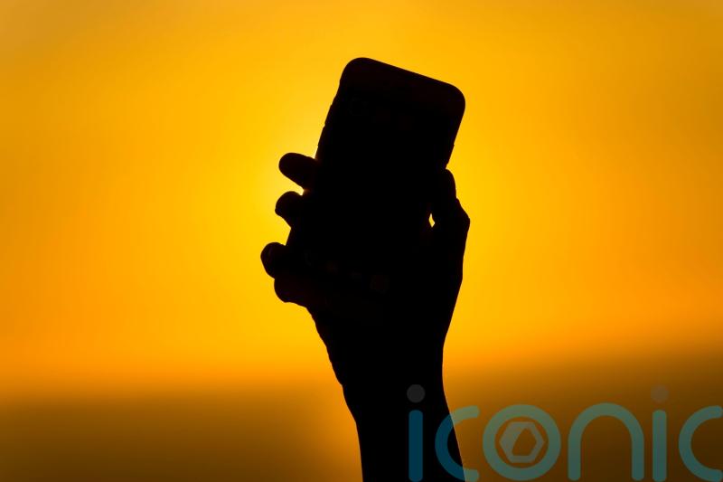 Member of scuba diving class finds paddleboarder’s lost phone