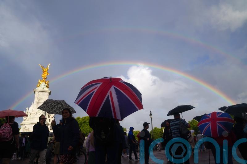 Double rainbow appears over Buckingham Palace as crowd gathers to mourn Queen