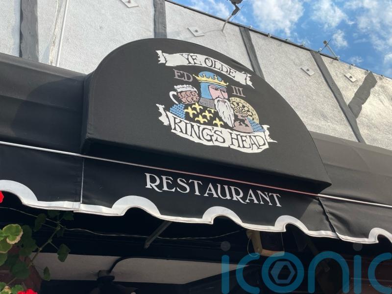 Expats in California honour the Queen in true British style – at the pub