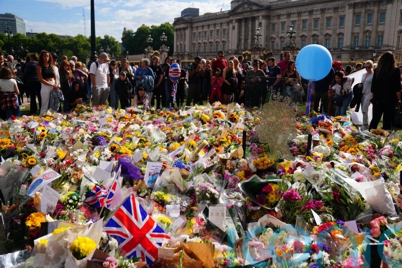 Well-wishers urged not to take teddy bears or balloons to Queen floral tributes